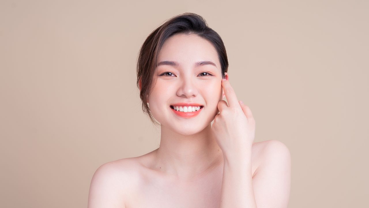 กูต้าไธโอน (Glutathione) ซึ่งมักจะเข้าใจผิดว่าใช้ทำให้ผิวขาว จริงๆ แล้วเป็นสารต้านอนุมูลอิสระที่ช่วยขจัดสารพิษ เสริมสร้างระบบภูมิคุ้มกัน และปกป้องเซลล์ของร่างกาย ค้นหาว่ามันมีประโยชน์ต่อสุขภาพอย่างไรและทำไมมันจึงมากกว่าการดูแลผิว