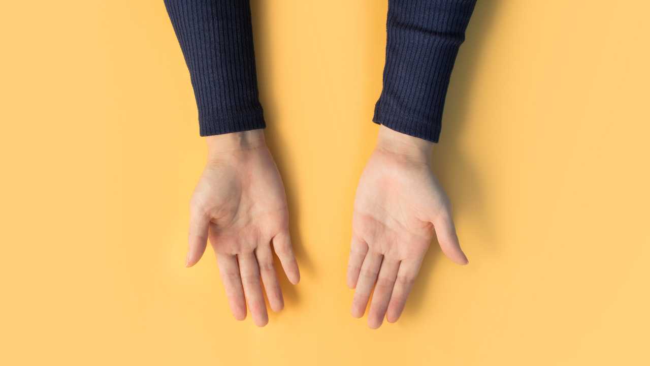 ชาปลายนิ้วมือ อาจเป็นสัญญาณเตือนว่าร่างกายกำลังขาดวิตามินสำคัญ เช่น วิตามินบี 1, บี 6, บี 12, วิตามินอี และโฟเลต พร้อมแนะนำวิธีฟื้นฟูสุขภาพด้วย IV Vitamin Drip ที่ Siam Clinic.